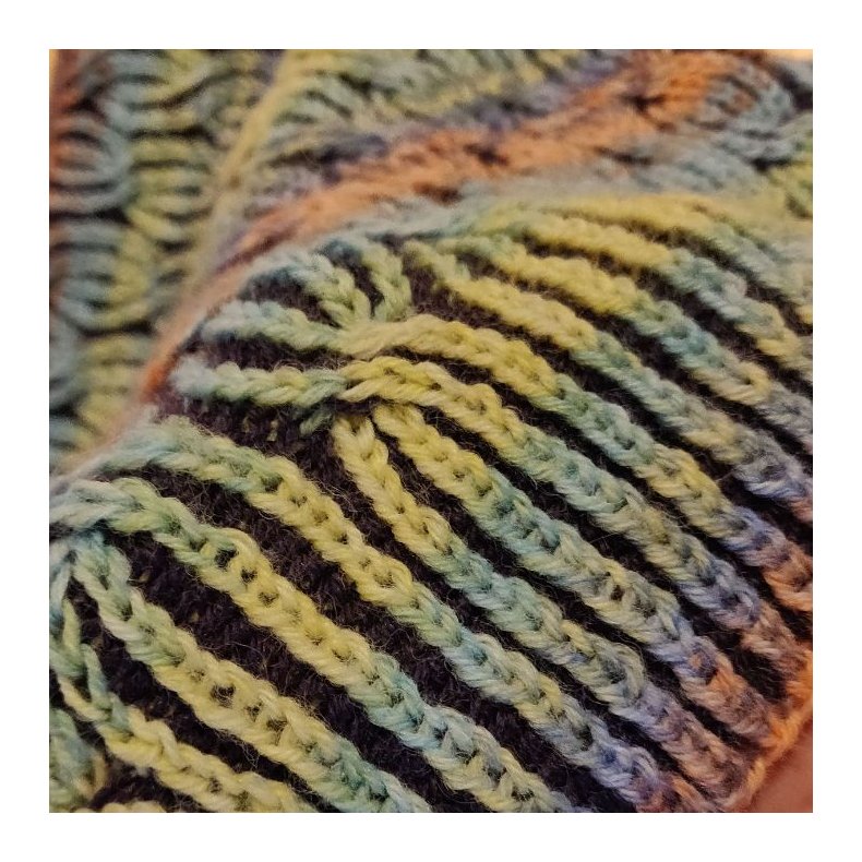 Opskrift Halsrr i 2-farvet halvpatent p dansk sendes som PDF