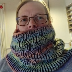 Opskrift Halsrr i 2-farvet halvpatent p dansk sendes som PDF