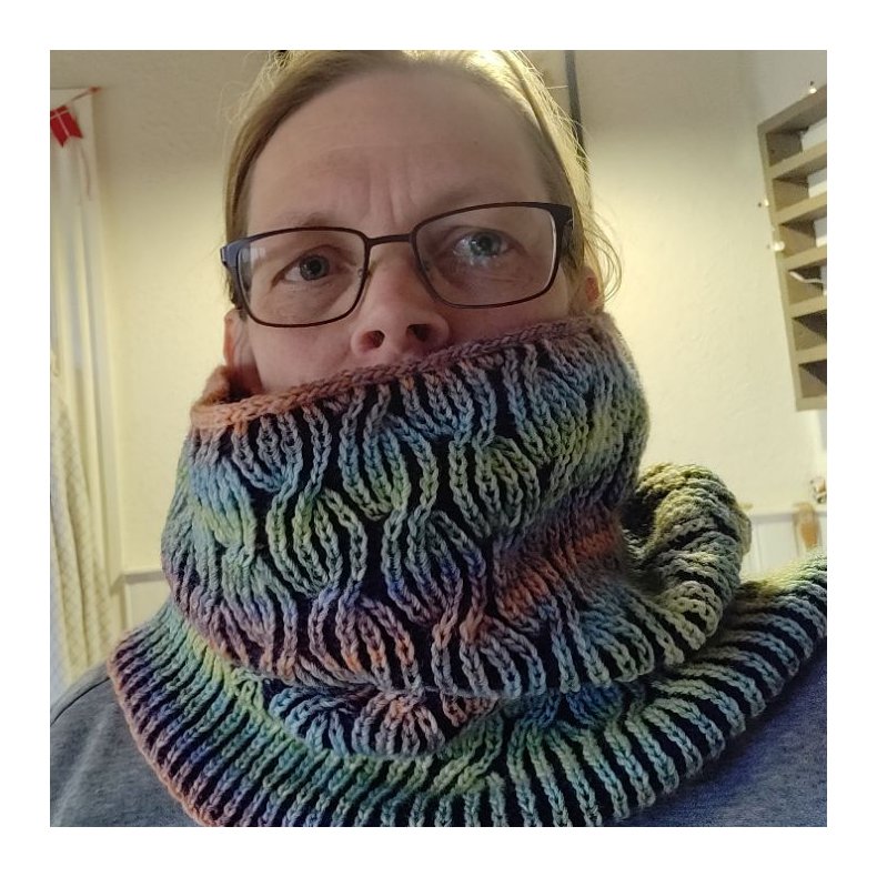 Opskrift Halsrr i 2-farvet halvpatent p dansk sendes som PDF